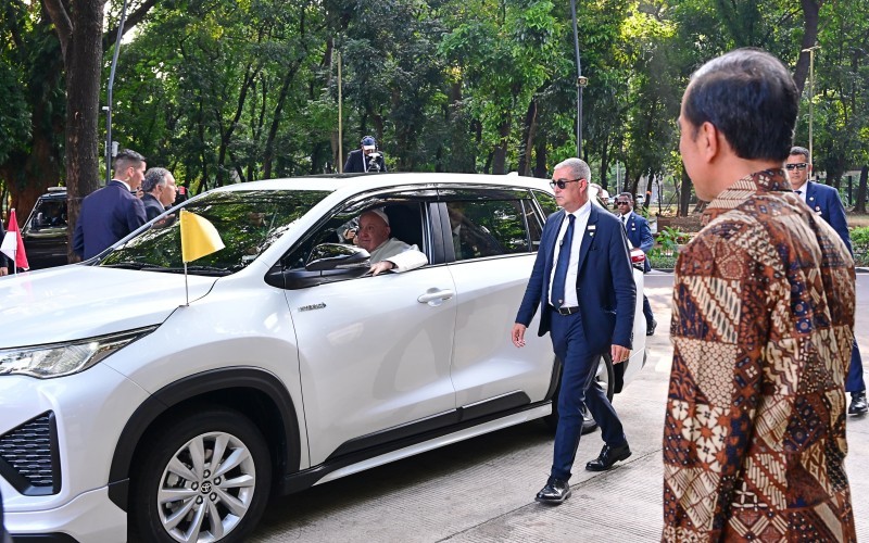 Presiden Jokowi menunggu kedatangan Paus Fransiskus sebelum acara Misa Suci Akbar di Stadion GBK, Jakarta, dimulai.  (Setkab)