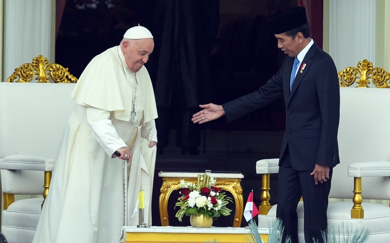 Presiden Jokowi menyebut semua umat katolik di Indonesia bersuka cita karena kehadiran Paus Fransiskus.  (Setkab)