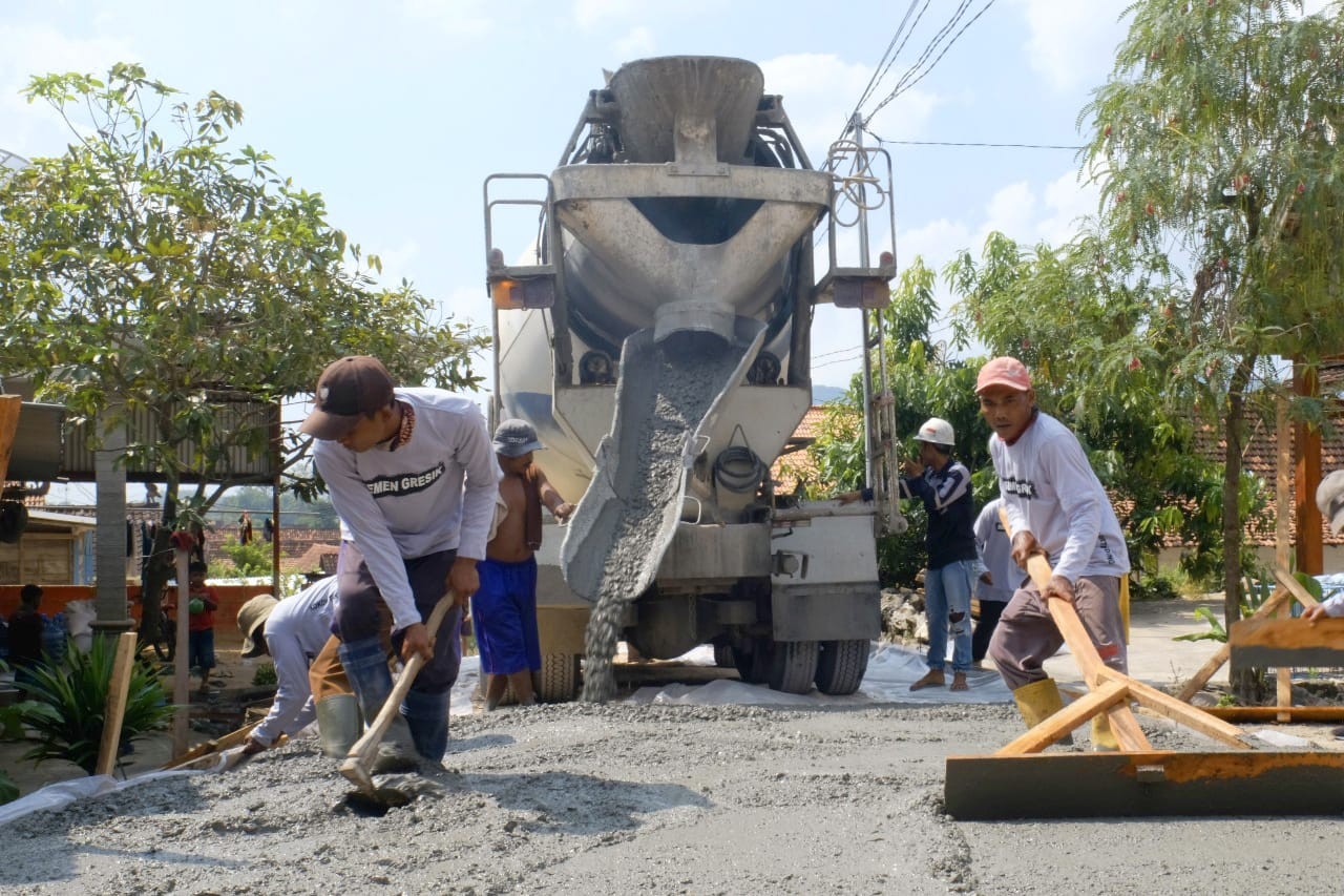 Dorong Ekonomi Daerah, SIG (SMGR) Dukung Pembangunan Jalan Desa di Rembang dan Blora (foto: MNC media)