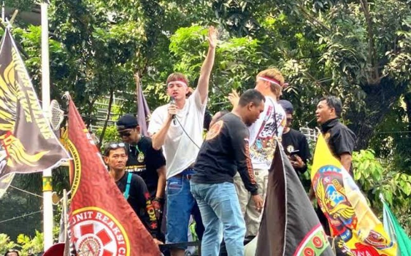 Dua WNA asal Inggris dideportasi usai mengikuti aksi unjuk rasa yang dilakukan pengendara ojek online. (Imigrasi)