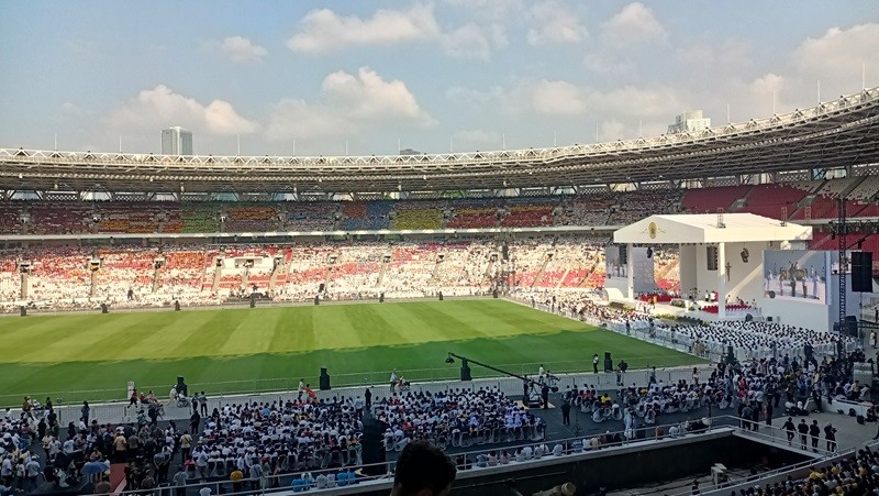 Misa Akbar Paus Fransiskus, Puluhan Ribu Jemaat Katolik Penuhi Stadion GBK (foto bagas)