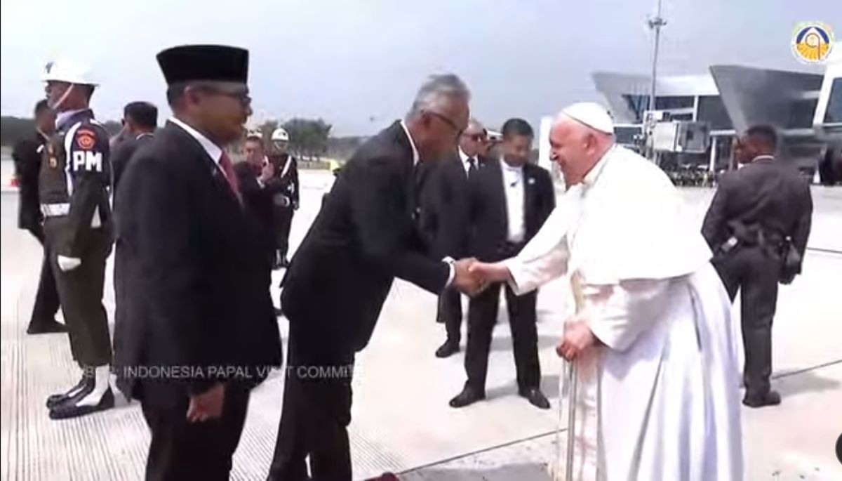 Menag Lepas Paus Fransiskus yang Tinggalkan Indonesia Menuju Papua Nugini. (Foto: MNC Media)