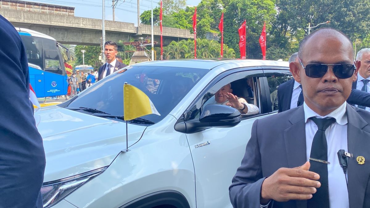 Paus Fransiskus Tinggalkan Kedubes Vatikan Menuju Bandara Soetta. (Foto: Danandaya/MNC Media)