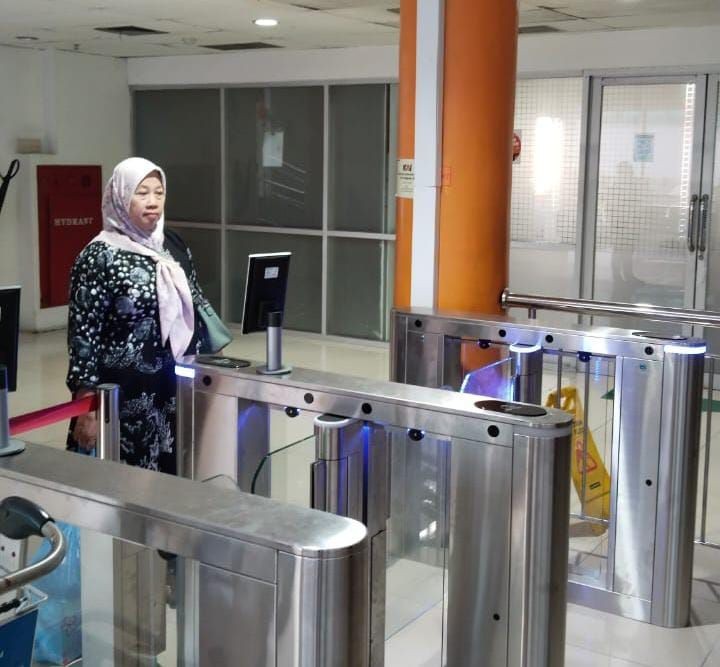 KAI Uji Coba Pemindai Wajah di Gerbang Keberangkatan di Stasiun Medan. (Foto: MNC Media)