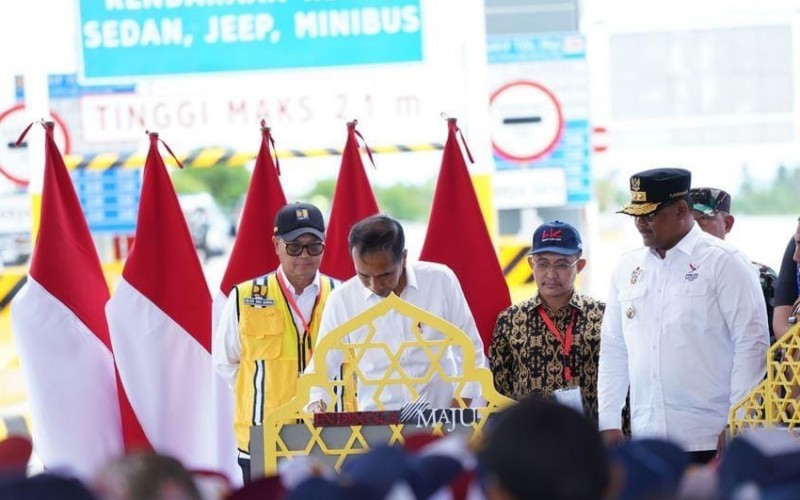 Presiden Jokowi meresmikan empat seksi Jalan Tol Sigli-Banda Aceh. (Hutama Karya)