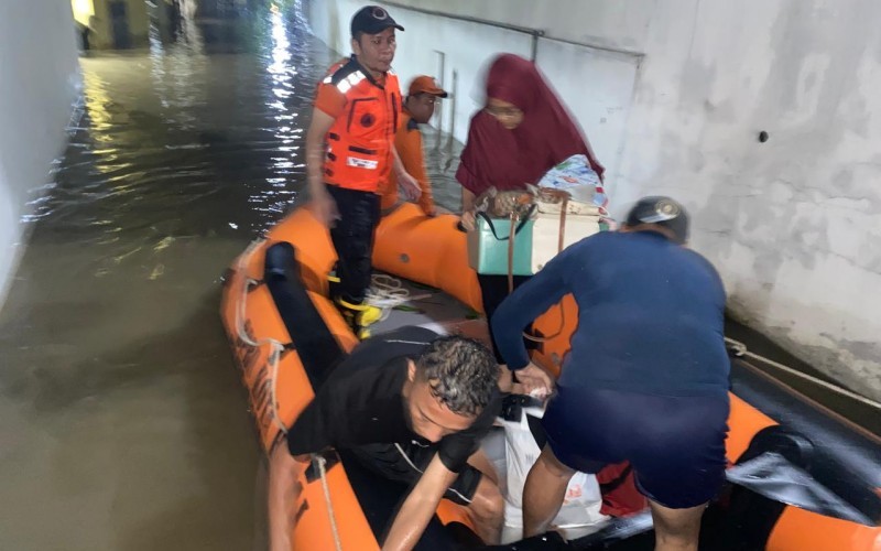 Banjir menerjang Kota Binjai, Sumut. Akibatnya, air merendam ratusan rumah warga. (BNPB)