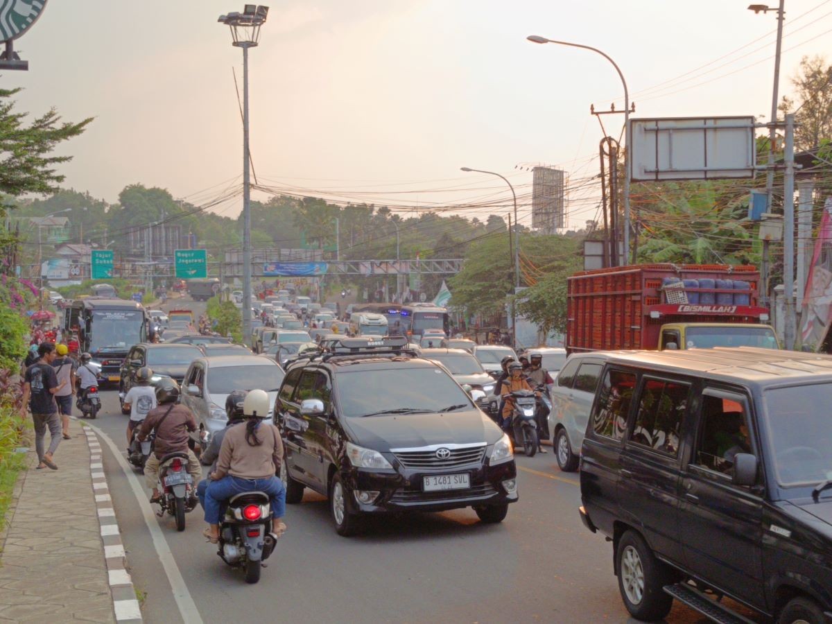 Polisi Kembali Terapkan Oneway Menuju Puncak Bogor Sore Ini. (Foto: Putra Ramandhani/MNC Media)
