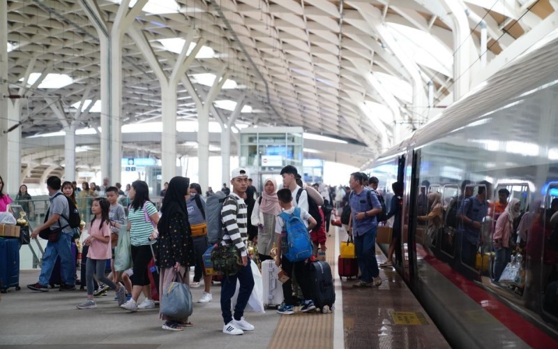Genap satu tahun beroperasi, kereta cepat Jakarta-Bandung alias Whoosh berhasil mengangkut 5,8 juta penumpang. (Foto: MNC Media)