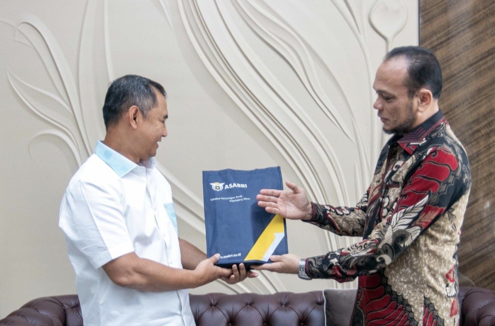 Masuki Masa Pensiun, ASABRI Serahkan Manfaat Hari Tua ke Letjen TNI (Purn) Bambang Ismawan (FOTO:Dok ASABRI)