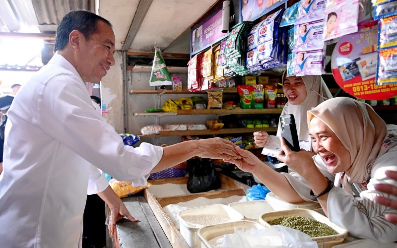 Presiden Jokowi, melakukan kunjungan ke Pasar Dukuh Kupang, Kota Surabaya, Provinsi Jawa Timur. (Setpres)
