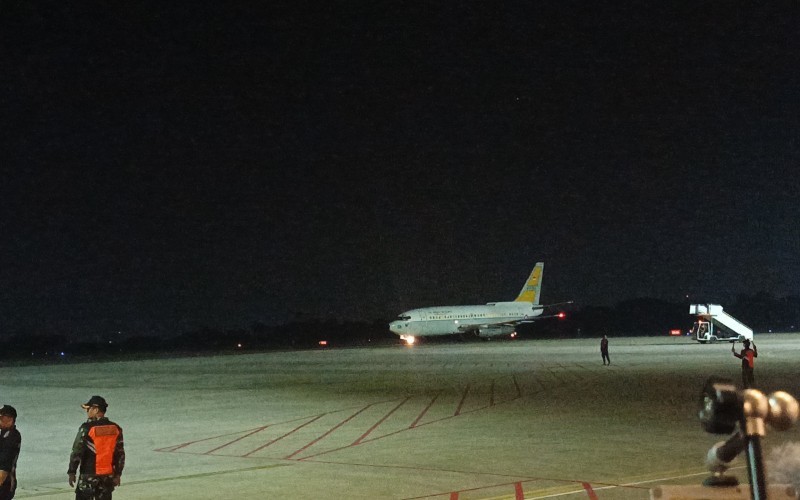 Pesawat TNI AU yang ditumpangi Pilot Susi Air, Philip Mark Mehrtens mendarat di Bandara Halim Perdanakusuma, Sabtu (21/9/2024). (Nur Khabibi/MPI)