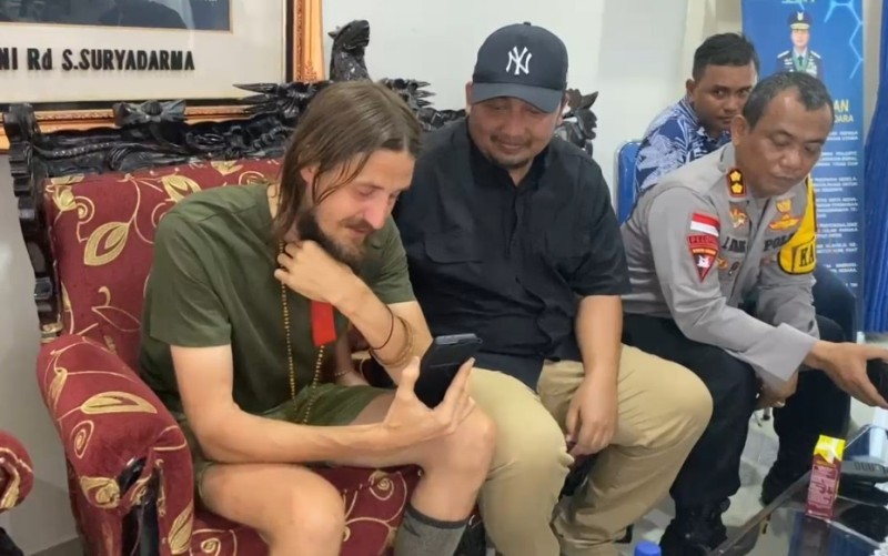 Pilot Susi Air, Philip Mark Mehrtens saat video call dengan keluarganya (Istimewa)