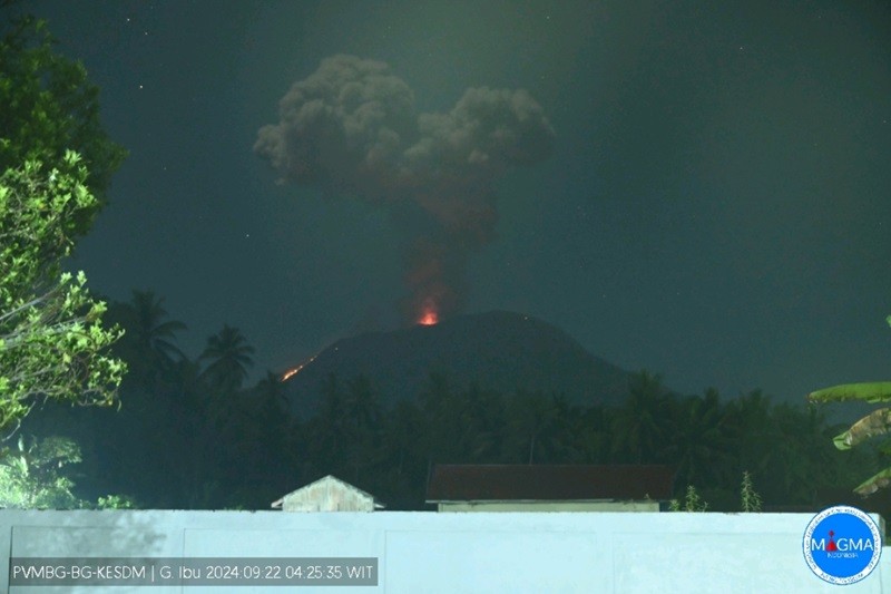 Gunung Ibu Kembali Meletus, Semburkan Abu Vulkanik Setinggi 1,5 Km (foto ist)