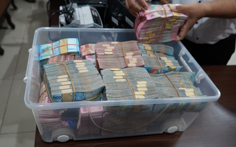 Polisi membongkar judi kasino di Kota Semarang. Dalam penggerebekan itu polisi menyita uang tunai senilai Rp1,3 miliar. (Eka Setiawan/MPI)