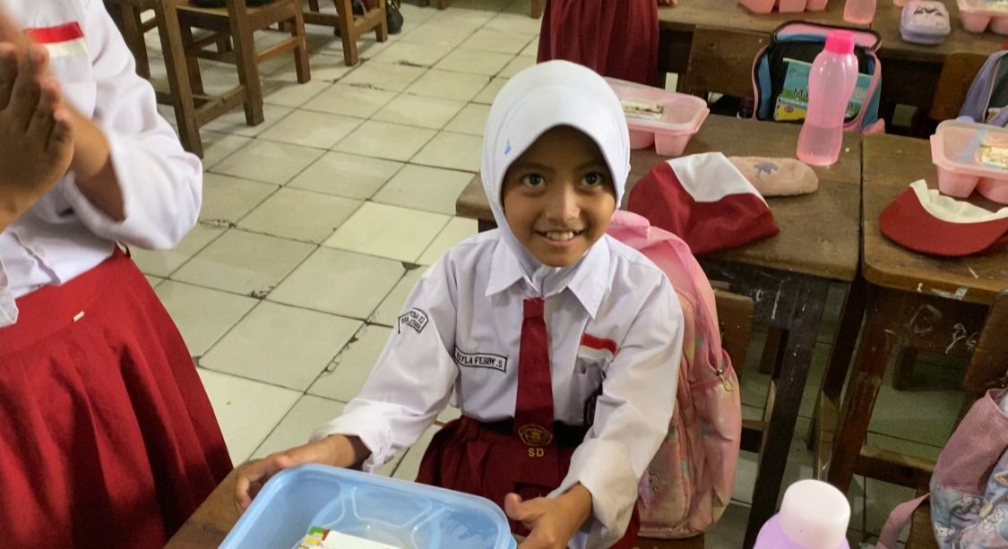 Heru Budi Semringah, Menu Makan Bergizi Gratis di Jakarta Pakai Daging, Sayur, dan Pisang. (Foto: Danandaya/MNC Media)