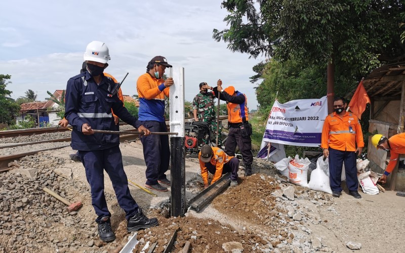 PT Kereta Api Indonesia (Persero) atau KAI mengingatkan agar masyarakat tak beraktivitas di jalur kereta api. (Foto: Dok. KAI)