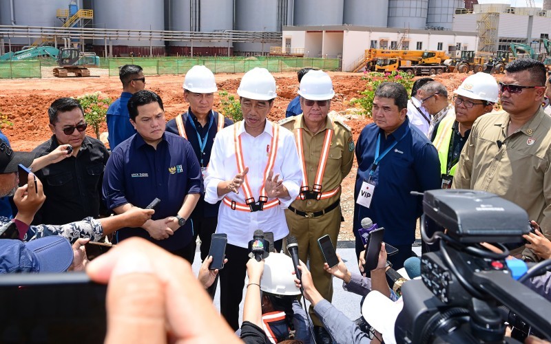Presiden Jokowi meminta agar hilirisasi tak hanya di sektor mineral dan batu bara atau minerba (Setpres).