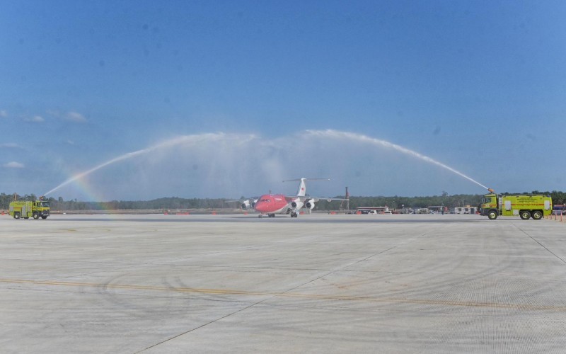 Pesawat Kepresidenan RJ85 yang ditumpangi Presiden Jokowi mendarat perdana di Bandar Udara Nusantara, IKN, Kalimantan Timur. (Kemenhub)
