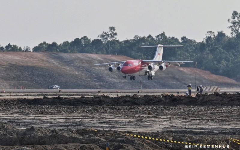 Pesawat Kepresidenan RJ85 yang ditumpangi Presiden Jokowi mendarat perdana di Bandar Udara Nusantara, IKN, Kalimantan Timur. (Kemenhub)
