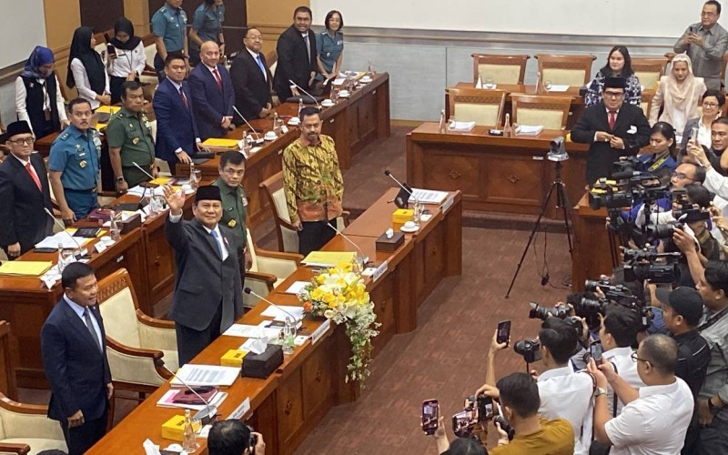 Menhan Prabowo Subianto memberikan salam perpisahan saat rapat kerja terakhir bersama Komisi I DPR RI. (Achmad Al Fiqri/MPI)