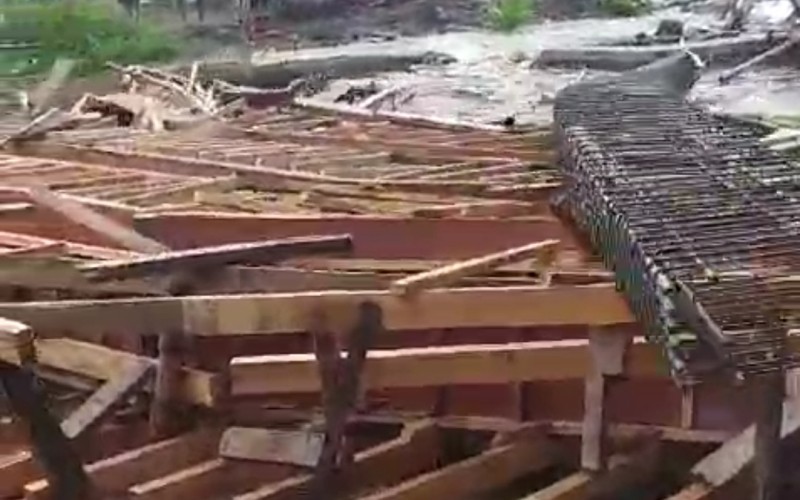 Proyek rehabilitasi Jembatan Sutojayan di Kabupaten Malang, Jawa Timur hanyut diterjang banjir. (Avirista M/MPI)