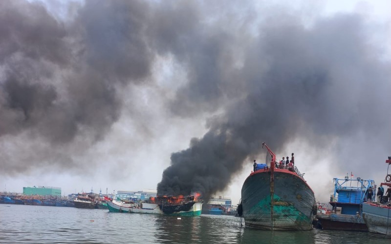 Kerugian kebakaran kapal motor KM Twindo 288 dan kapal tongkang Agung Cendana I mencapai Rp2 miliar. (MNC Media)