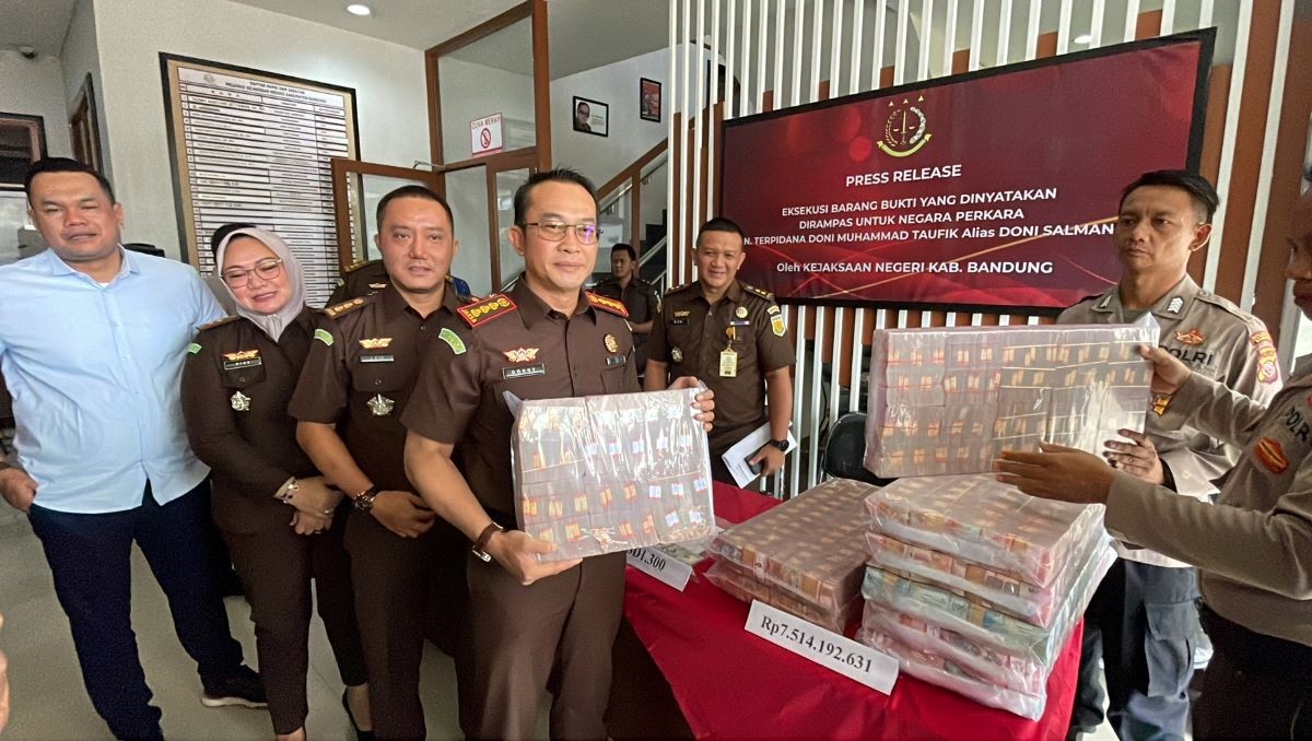 Kejaksaan Serahkan Uang Rp7,5 Miliar dan Aset Mewah dari Kasus Doni Salmanan ke Kas Negara. (Foto: Agi Ilman/MNC Media)