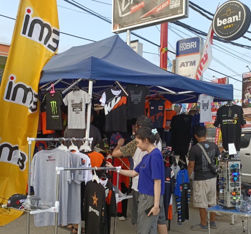 Berkah MotoGP, Pedagang Pernak-pernik Marchandise Laris Manis di Sirkuit Mandalika (FOTO:Dok Ist)