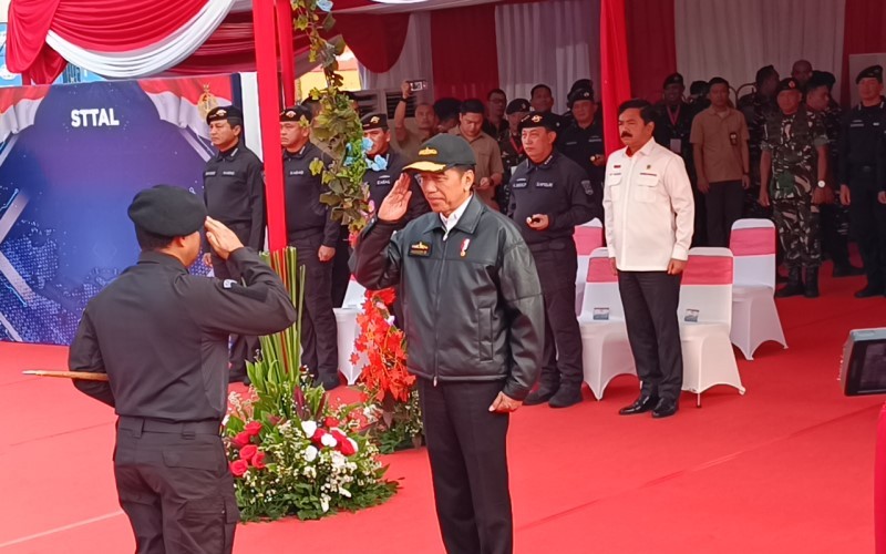 Presiden Jokowi menerima brevet Kehormatan Hiu Kencana dari TNI Angkatan Laut (TNI-AL). (Foto: MNC Media)