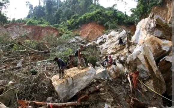 Tim SAR Berhasil Evakuasi Korban Longsor Solok, 13 Meninggal. (Foto: MNC Media)