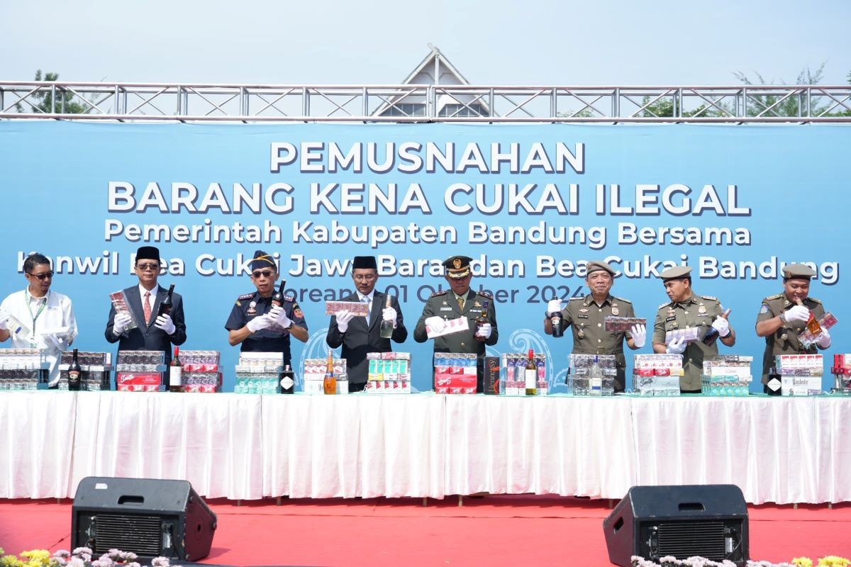 Bea Cukai dan Pemkab Bandung Musnahkan 4,5 Juta Rokok Ilegal Senilai Rp6,23 Miliar. (Foto: Dok. Bea Cukai Jabar)