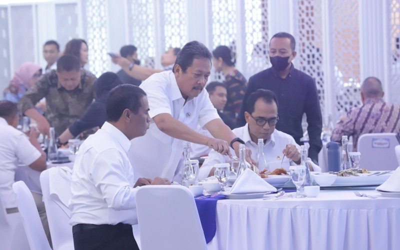 Menteri KKP Sakti Wahyu Trenggono memperkenalkan ikan Jade Perch.  (Kementerian KKP)