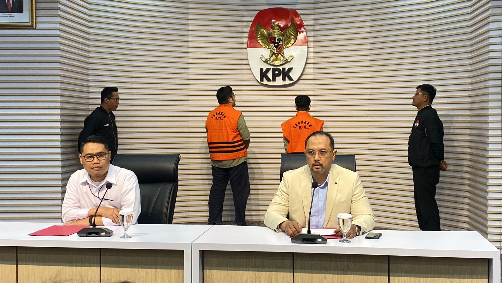 KPK Tahan Dua Tersangka Kasus Dugaan Korupsi Alat Pelindung Diri di Kemenkes. (Foto: Riyan Rizki/MNC Media)
