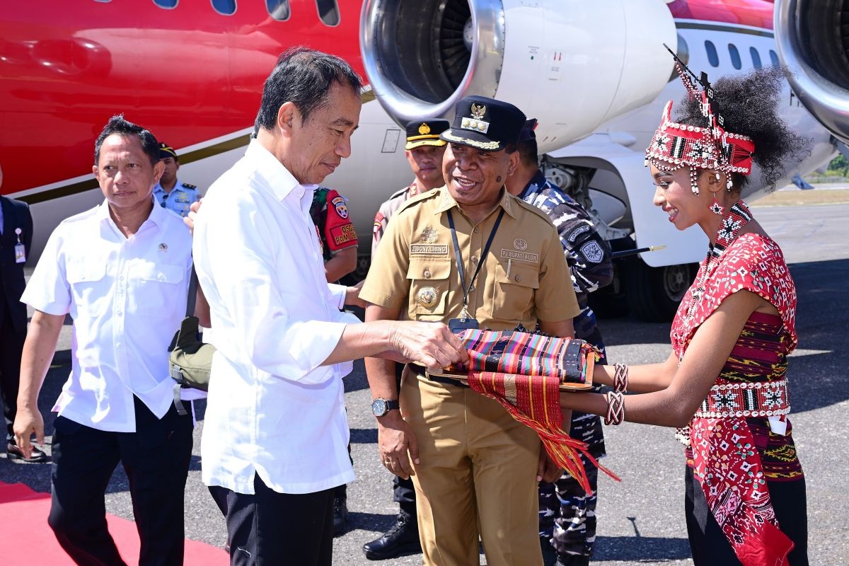 Jokowi Tiba di Alor, Langsung Disambut Tarian Faja Bapang dan Terima Kain Tenun Motif Kui. (Foto: Biro Pers Setpres)
