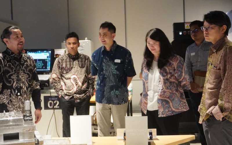 Jajaran direksi Imajin dan Sinar Mas Land melakukan room tour saat peresmian Imajin Advanced Manufacturing Center (IAMC) di Biomedical Campus, BSD City (Imajin)