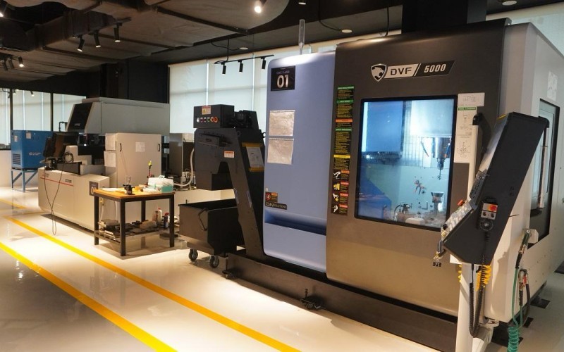 Jajaran direksi Imajin dan Sinar Mas Land melakukan room tour saat peresmian Imajin Advanced Manufacturing Center (IAMC) di Biomedical Campus, BSD City (Imajin)