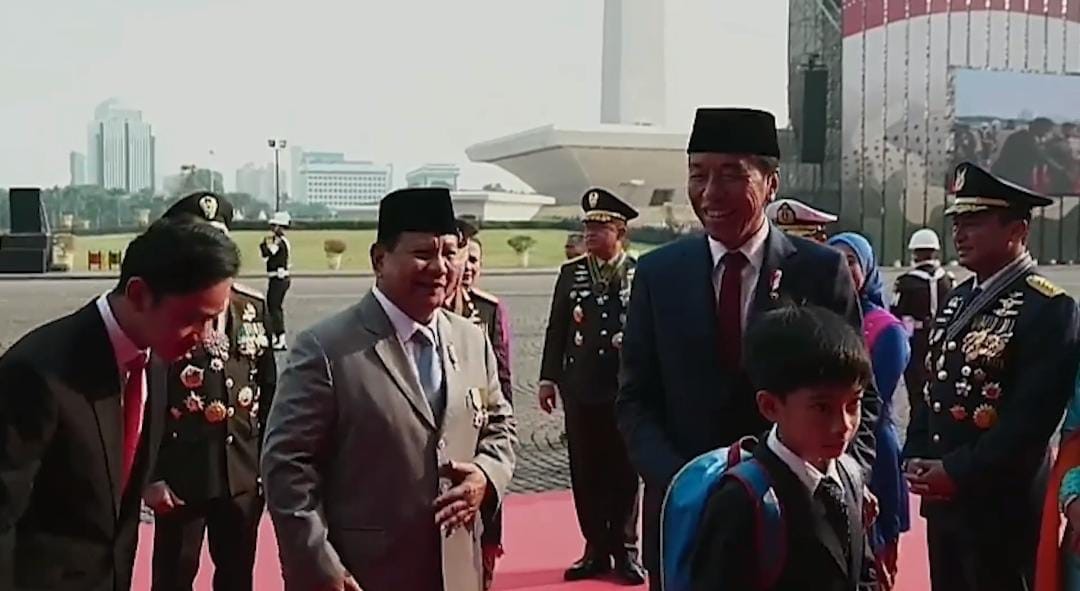 Momen Prabowo-Gibran Sambut Jokowi di HUT Ke-79 TNI. (Foto: Nur Khabibi/MNC Media)