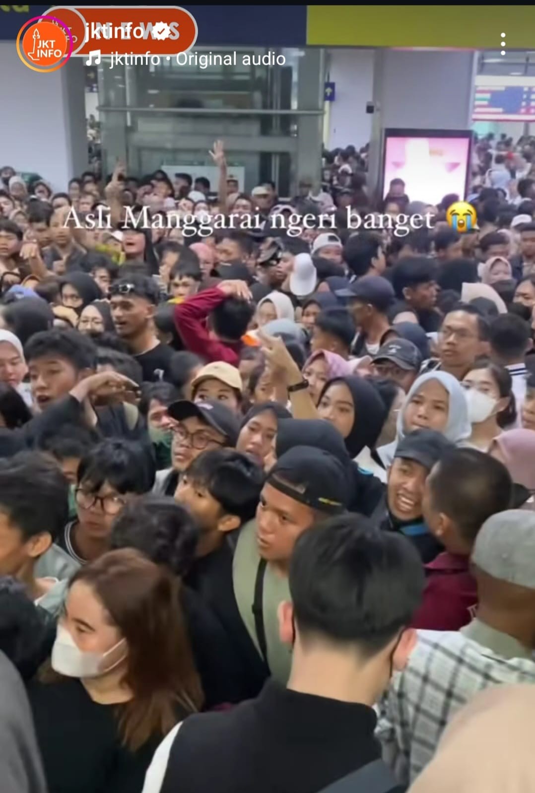 Sejumlah Stasiun KRL Padat usai HUT TNI, KAI Commuter Tambah Perjalanan Kereta. (Foto: Tangkapan Layar Video Instagram @olaaps_)