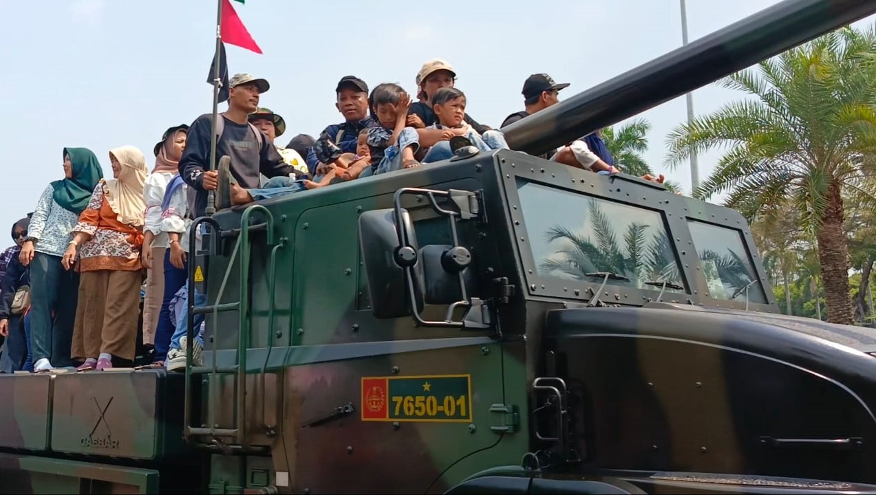 Meriahkan HUT Ke-79 TNI, Masyarakat Antusias Ikut Pawai Alutsista. (Foto: Farhan/MNC Media)