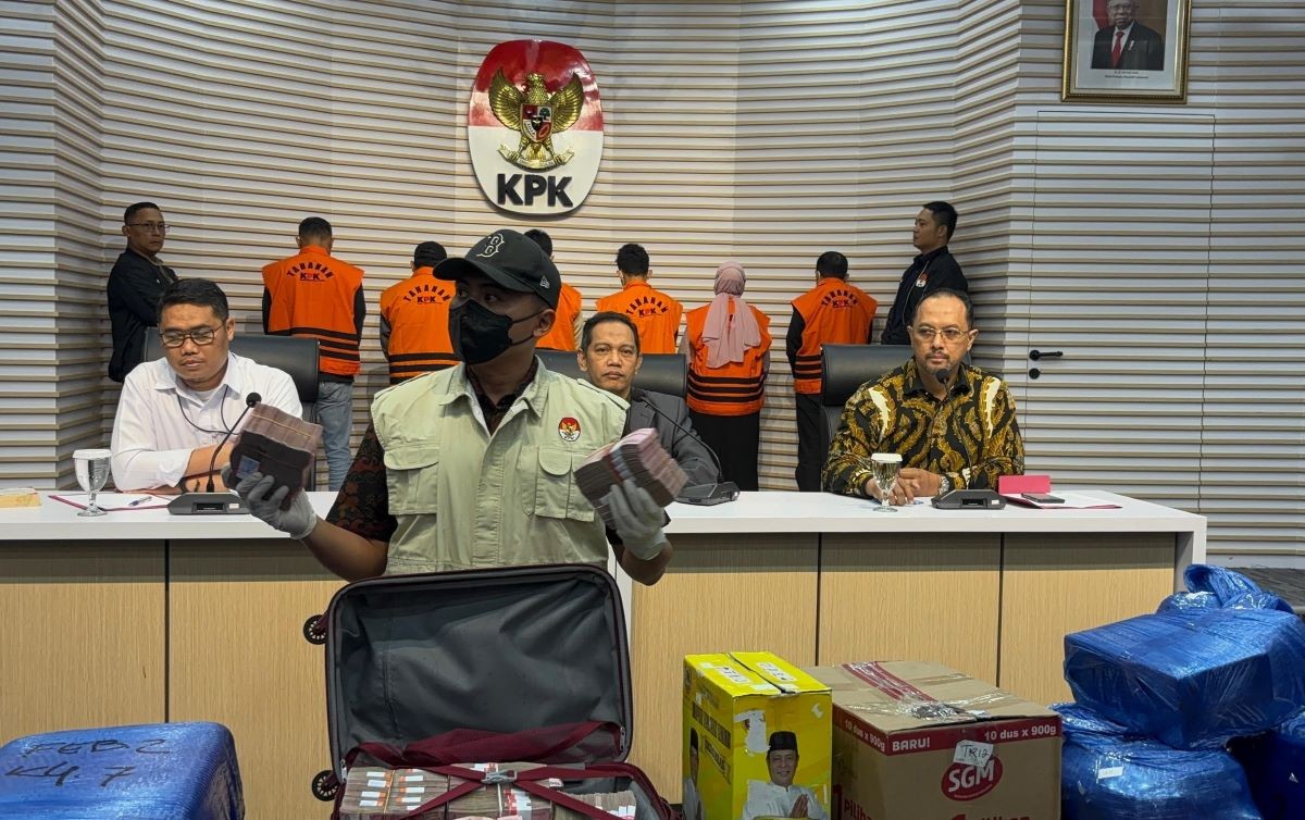 KPK Sita Rp12,1 Miliar dan USD500 dalam OTT di Kalsel. (Foto: MNC Media)