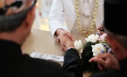 Kemenag membantah jika akad nikah hanya bisa dilakukan pada hari dan jam kerja atau weekday. (Ilustrasi)