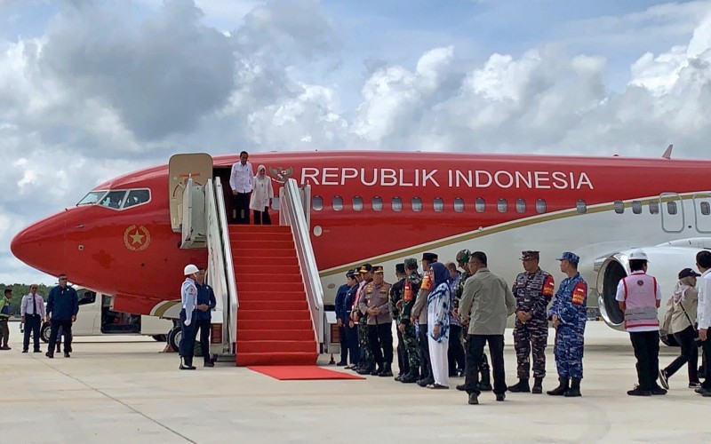 Presiden Jokowi untuk pertama kalinya mendarat dengan pesawat kepresidenan Boeing 737-800, di Bandara Nusantara, IKN, Kaltim. (Binti Mufarida/MPI)
