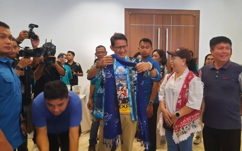 Menteri Pariwisata dan Ekonomi Kreatif, Sandiaga Uno memborong produk UMKM dalam kunjungan ke Likupang, Minahasa Utara. (Foto: MNC Media)