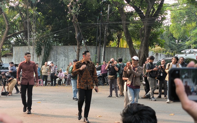Menteri ATR/BPN Agus Harimurti Yudhoyono (AHY) merapat ke kediaman Presiden terpilih Prabowo Subianto. (Riana Rizkia/MPI)