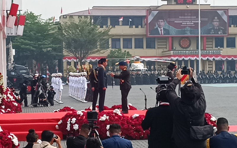 Kapolri Jenderal Listyo Sigit Prabowo menyerahkan Medali Loka Praja Samrakshana ke Presiden Jokowi (Muhammad Refi Sandi/MPI)