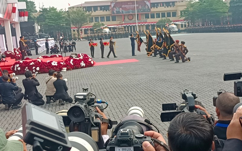 Presiden Jokowi menyematkan tanda kehormatan Nugraha Sakanti ke tujuh satuan kerja Polri. (Muhammad Refu Sandi/MPI)