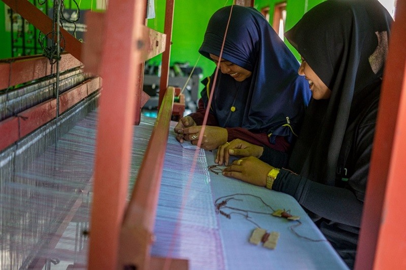 Lestarikan Budaya Tenun di Desa Mantar, AMMAN Diganjar Penghargaan Subroto 2024 (foto dok ist)