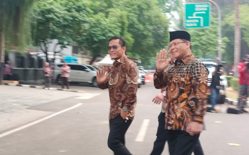 Artis papan atas Raffi Ahmad dan ulama Gus Miftah ikut merapat ke kediaman Presiden terpilih, Prabowo Subianto.