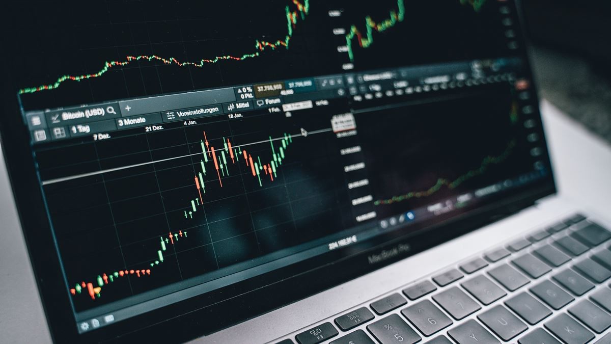 Saham SMDM-MLPT Tembus ARA Meski Kena UMA, SHID-TIRA Merosot (foto mnc media)