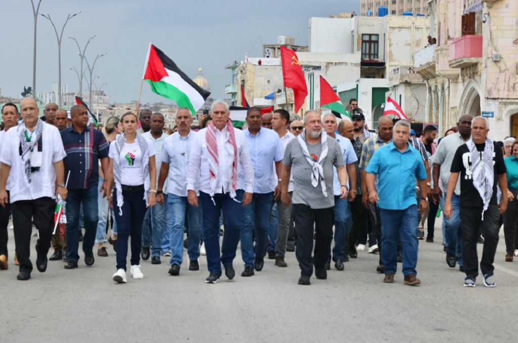 Presiden Kuba, Miguel Diaz Canel (tengah, berkalung sorban putih merah), memimpin aksi mendukung Palestina di Kota Havana, Kuba, Selasa (15/10/2024). (Foto: X)